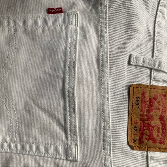 Men’s Levi’s white jeans.  42 waist by 30 inseam. - Picture 1 of 3